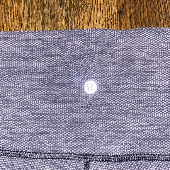 Cropped lulu lemon patterned leggings - Picture 3 of 3